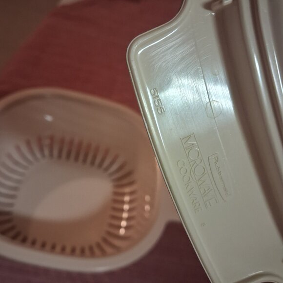 RUBBERMAID MICROWAVE COOKWARE 4 PC STACKING SET - Picture 6 of 8